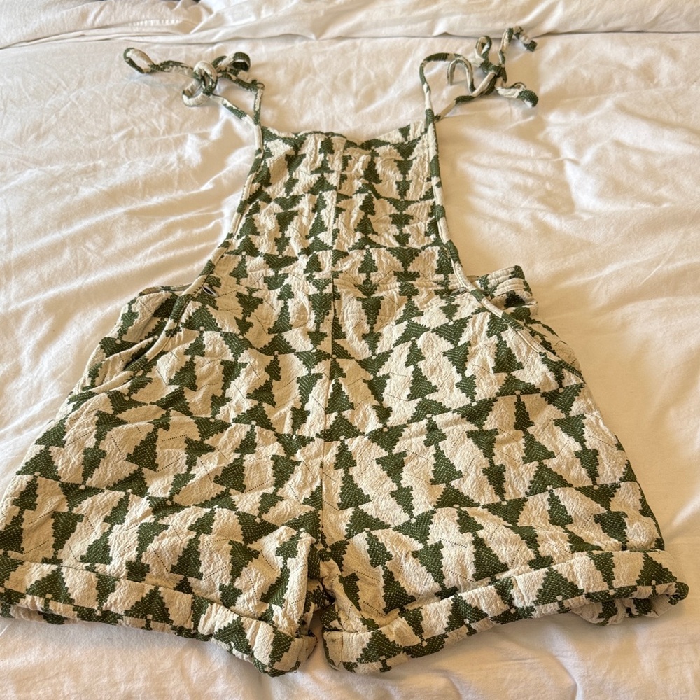 En Creme Green and Cream Patterned Romper Jumpsuit